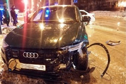 В Тамбове возле "Ашана" столкнулись три авто: пострадал водитель «Audi Q8»