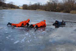 Коварный первый лёд: тамбовские водолазы спасли пенсионера