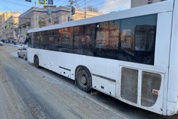 В Тамбове пассажирский автобус столкнулся с легковушкой: пострадали двое детей