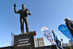 В Тамбове открыли памятник чемпиону мира по греко-римской борьбе Евгению Артюхину