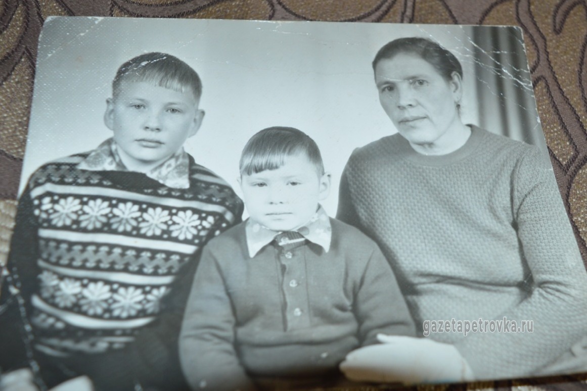 Анна Михайловна с сыновьями Виктором и Александром