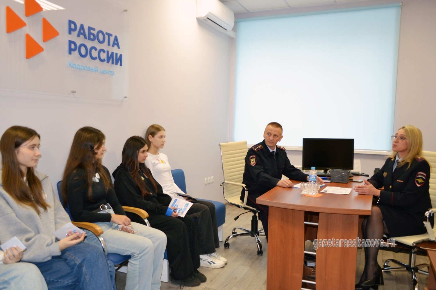 На встрече сотрудников правоохранительных округов со старшеклассниками 