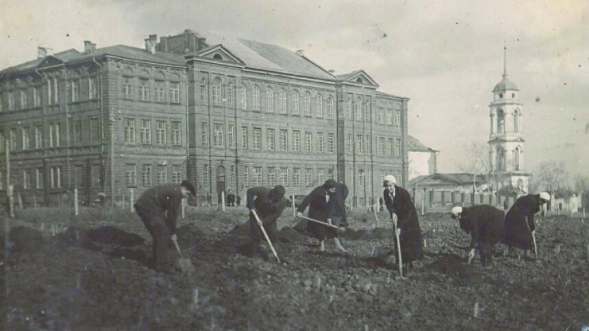 Группа студентов на копке ям для посадки родоначальных форм плодовых деревьев. Апрель 1935 года