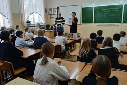 Тамбовский писатель Михаил Гришин встретился со школьниками во время акции книгодарения
