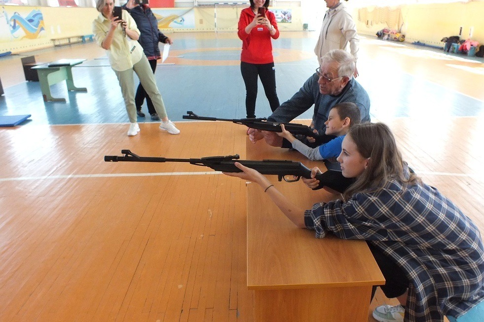 Школьники знакомятся с азами стрельбы из пневматической винтовки