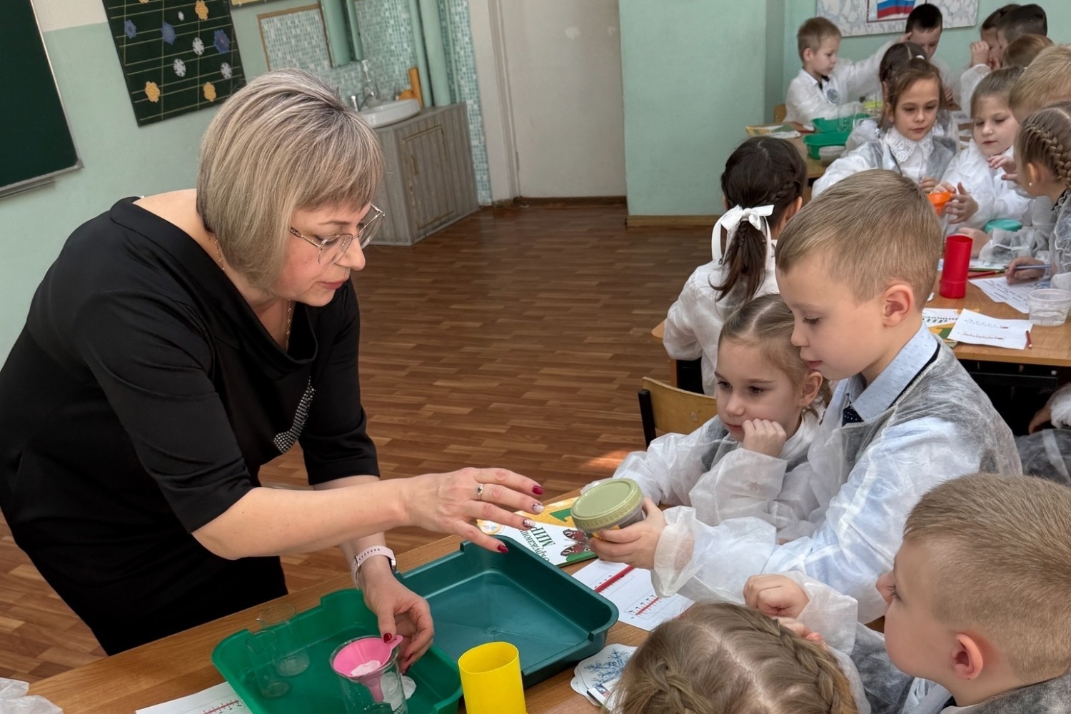 Ирина Тареева знакомит ребят с окружающим миром