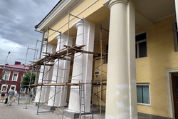 В Тамбове проводят косметический ремонт здания ГУМа на Советской