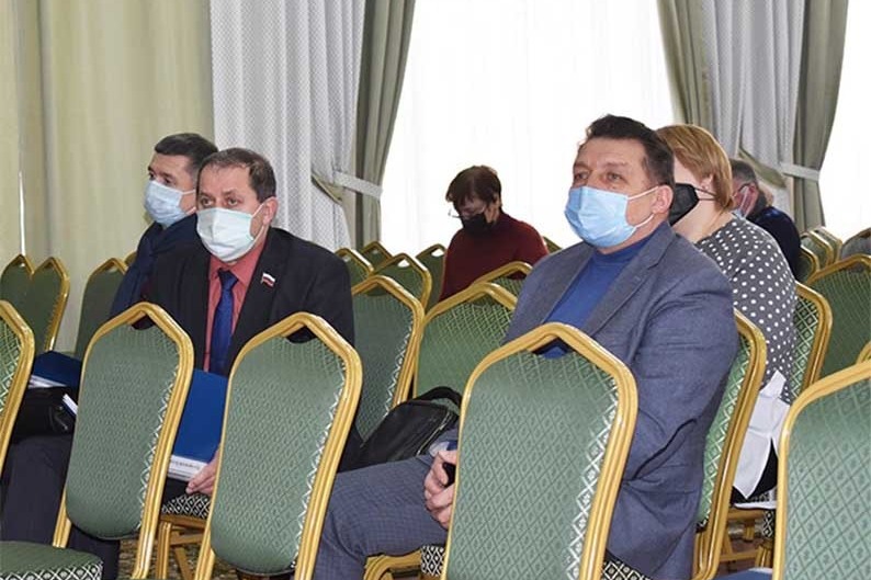 Директор средней школы № 3, депутат городского Совета народных дупутатов Николай Аверин (первый справа)