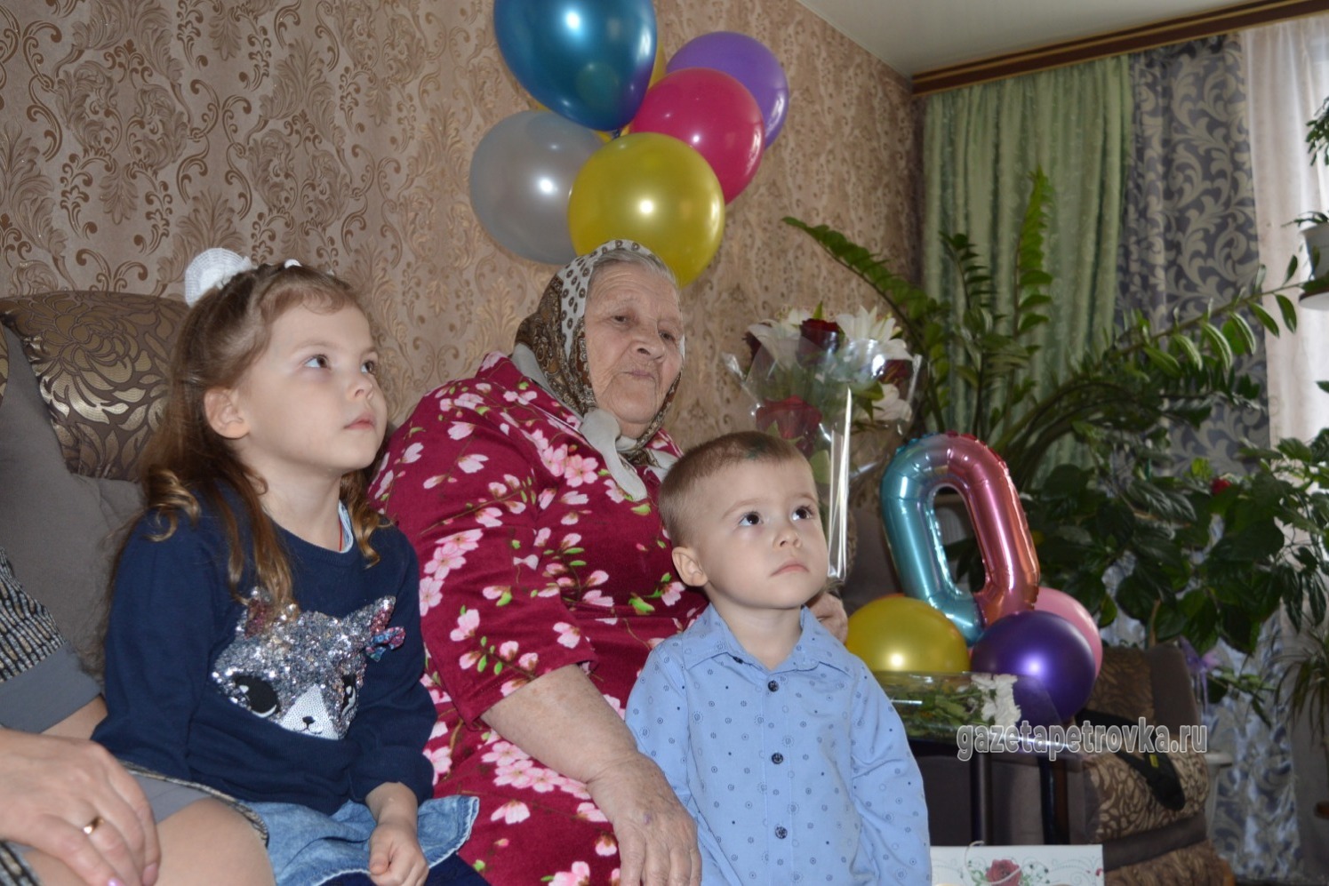 Бабушка с правнуками Евой и Егором