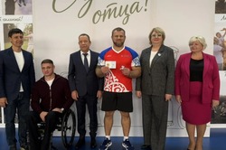 Тамбовские мужчины-отцы принимают поздравления 