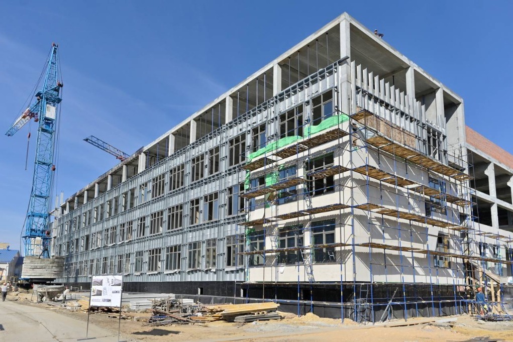 На снимке школа в Бокино