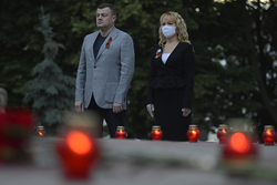 Губернатор Александр Никитин зажег свечу памяти у мемориала «Вечный огонь» в Тамбове