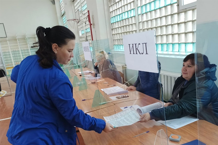 Елена Кулагина на своем избирательном участке №187