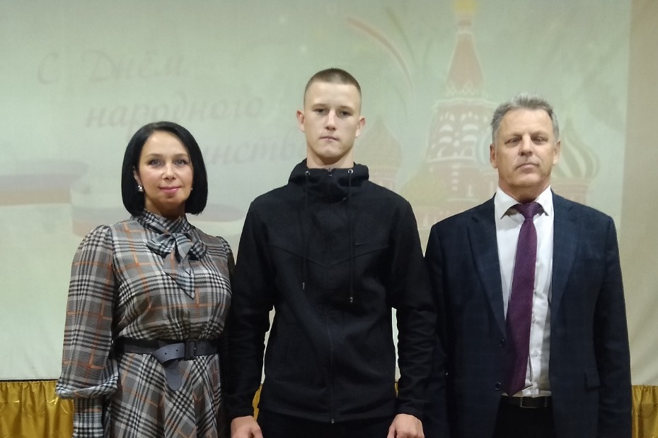 С призывником Максимом Черкашиным
