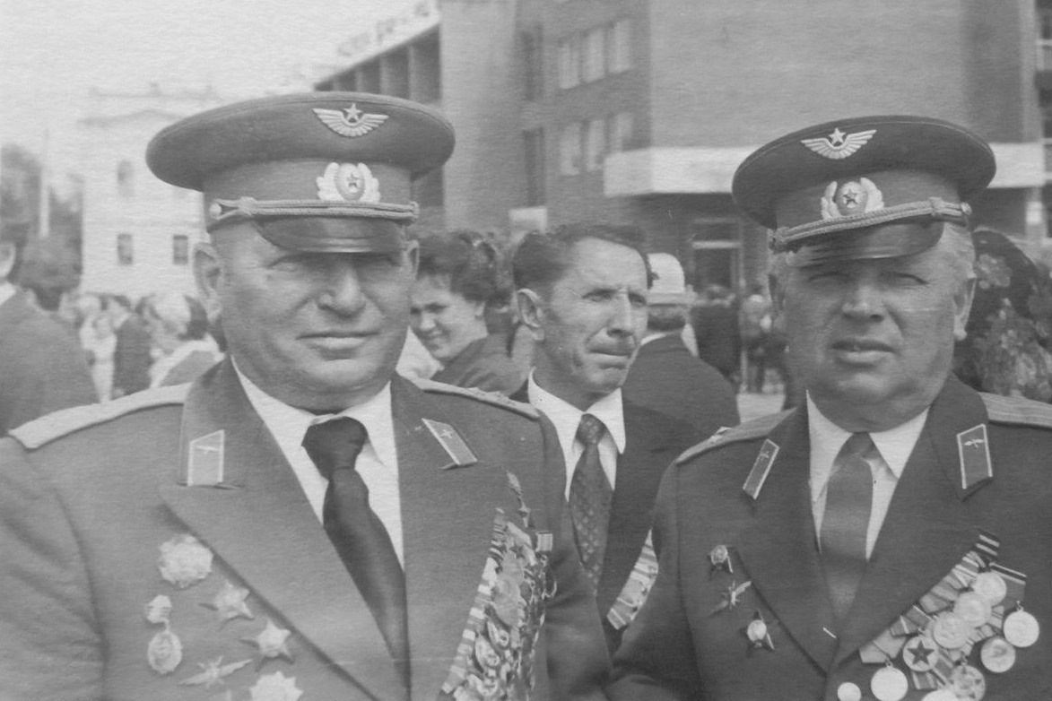 Николай Дмитриевич Цыплухин (слева)