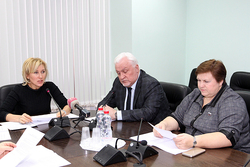 Председатель облдумы Евгений Матушкин поручил депутатам проработать вопрос организации бесплатного питания для учеников начальной школы