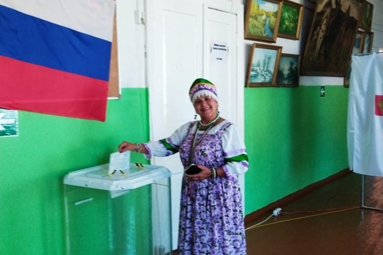 Голосует участница коллектива «Красивый возраст» Галина Драгомерецкая 