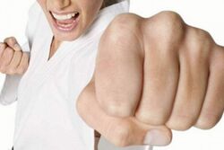 В Тамбове пьяная девушка напала на полицейского