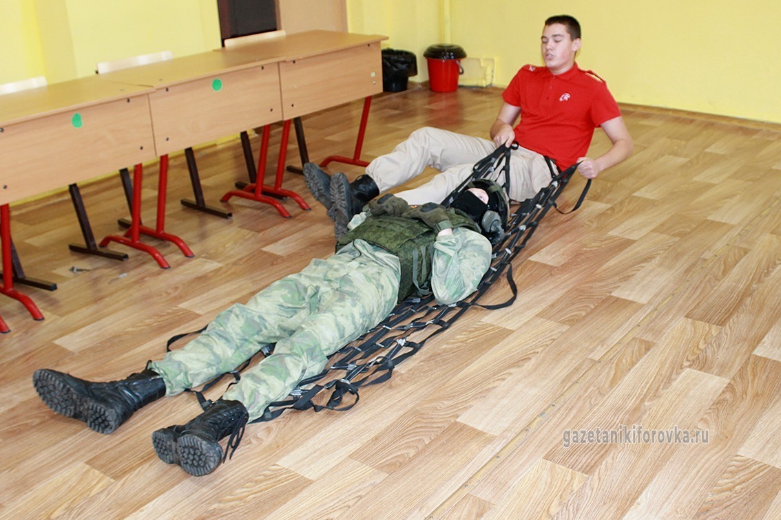 Демонстрация способов эвакуации раненого