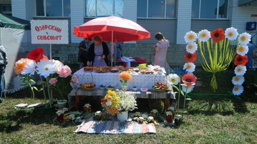 Жительница Никифоровского района украшает сельские праздники огромнымицветами из изолона