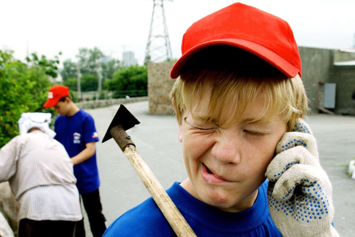 Право на работу подростков. Труд подростков. Трудоустройство подростков. Труд несовершеннолетних. Подростки работают.