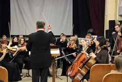 Студенческий оркестр ТГМПИ поздравил женщин концертом
