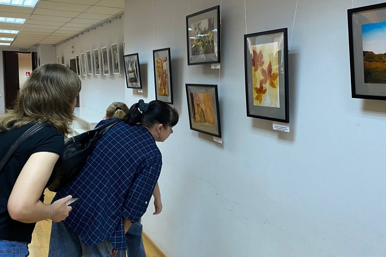 Посетители с интересом изучают не только фотографии, но и их остроумные названия