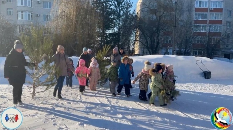 Проводы елочки в детском саду. Новогодняя елка в детском саду. Детский садик новый год. Конкурсы у елки в детском саду парашют. Прощание с елочкой в детском саду в группе.