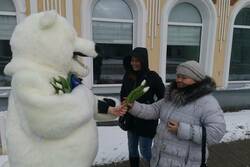 8 Марта на улицах Тамбова женщин поздравлял белый медведь
