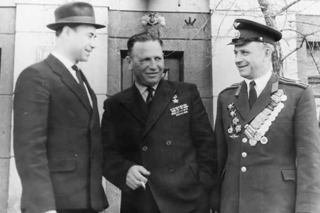 Николай Дмитриевич Цыплухин (в центре) на встрече ветеранов, 1965 год