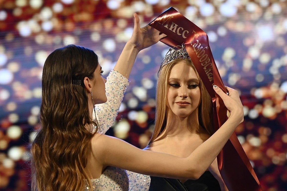 Награда победительнице конкурса красоты. Мисс Россия 2022 победительница. Победительница красоты 2022 года.