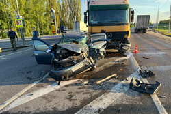 В Кирсановском районе «Рено» с автоледи разбилось о грузовой «Мерседес»