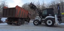 В Тамбовской области убирают навалы мусора на контейнерных площадках