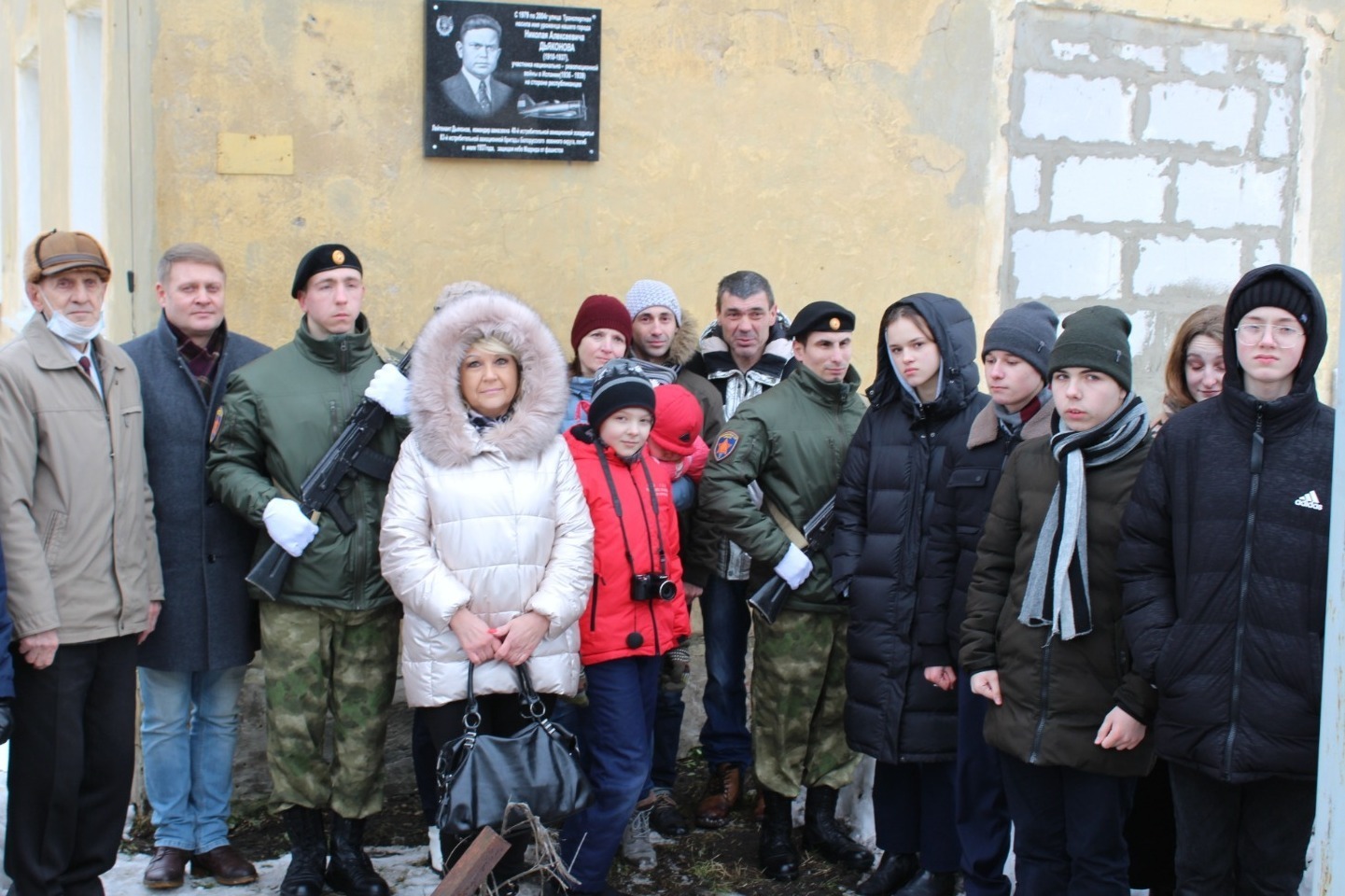 Денис Ерёмин (в центре) со своей семьёй и другими участниками церемонии открытия мемориальной доски 