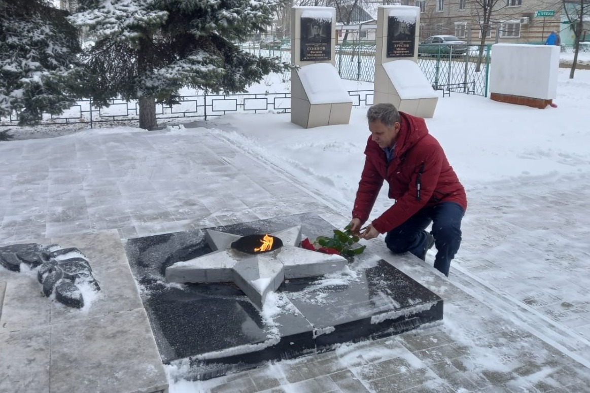 Глава района Юрий Ефремов возложил цветы к «Вечному огню»
