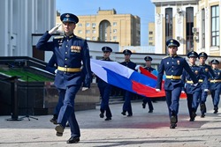 У здания правительства региона торжественно подняли российский триколор
