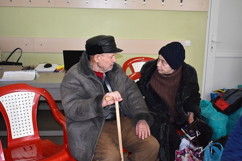 Пожилые беженцы вспоминают свой дом в Мариуполе