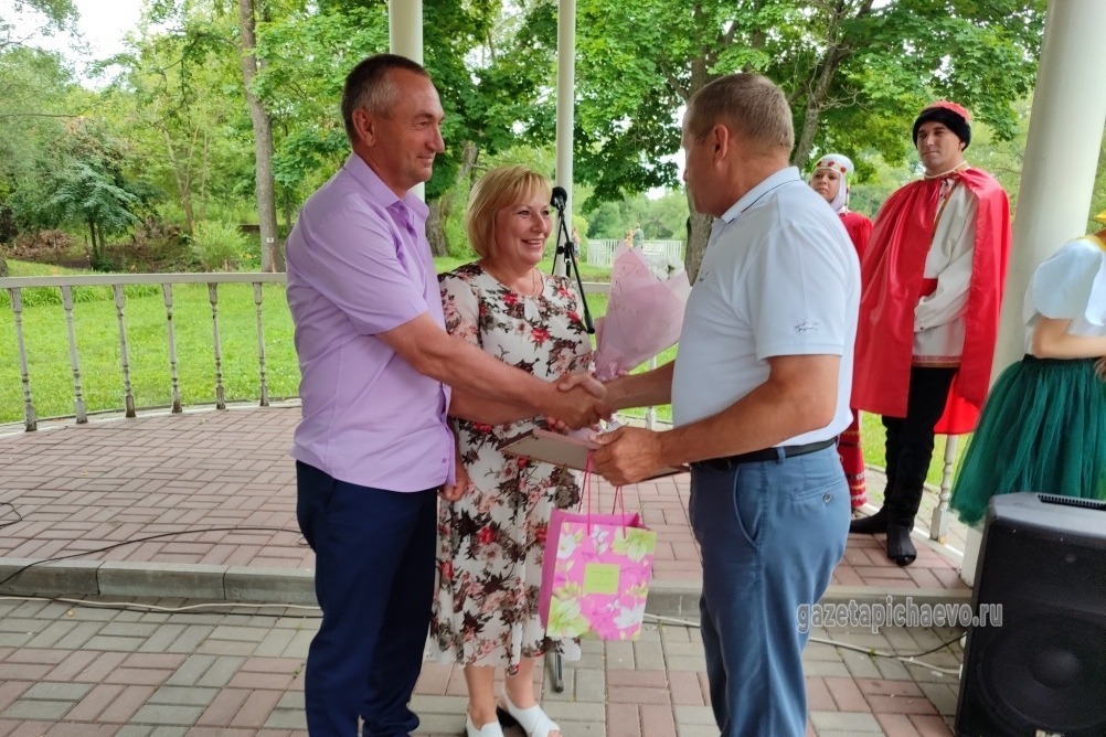Поздравления принимают Александр и галина Шишкины