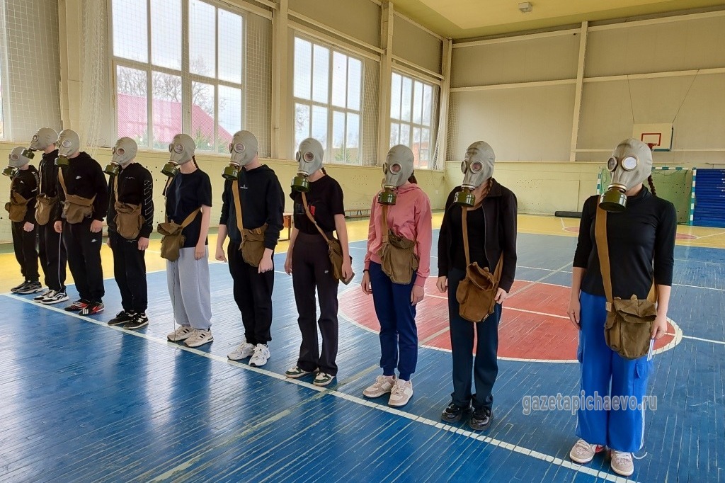 Умение пользоваться средствами радиационной, химической и биологической защиты - обязательный этап игры для всех участников команды