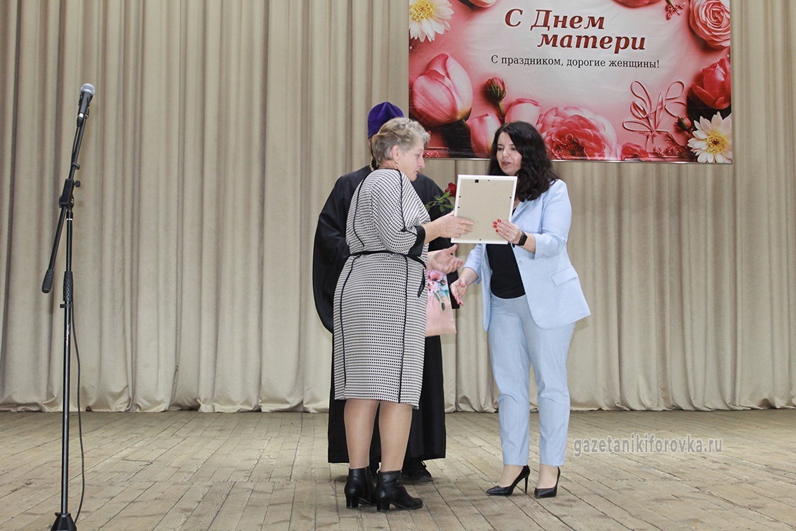 Вручение награды маме погибшего бойца СВО Вере Мукиной