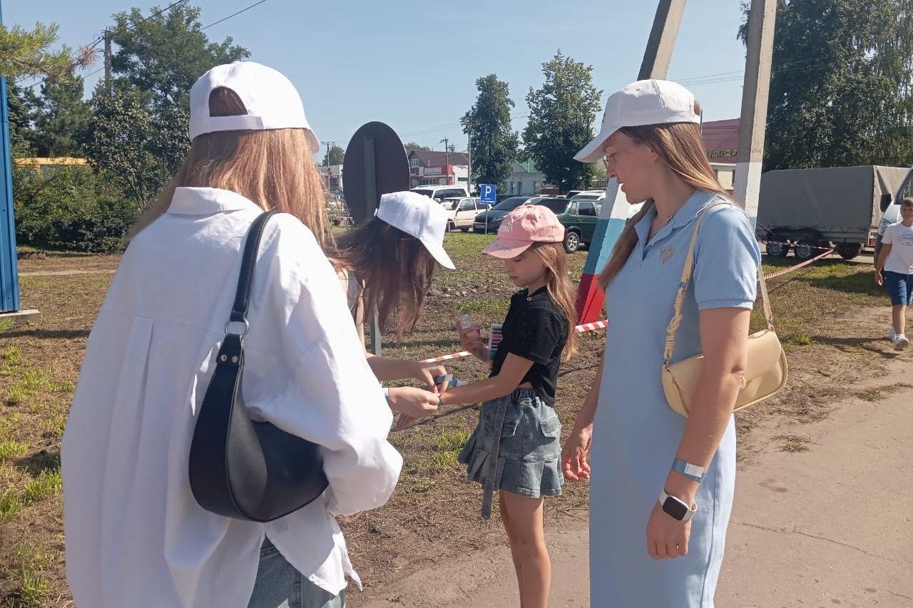 Гостям раздают браслеты участника