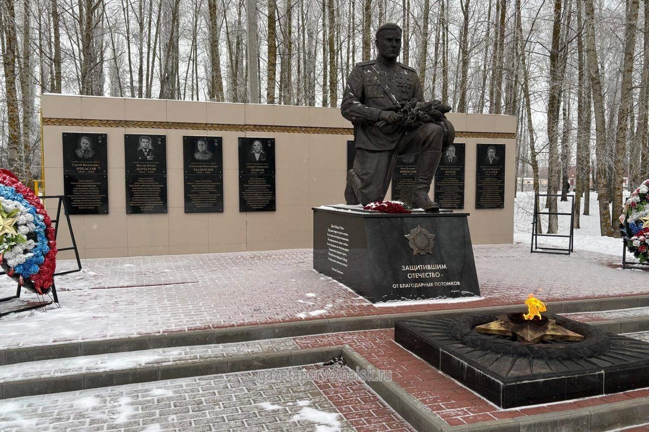 Мемориальные доски в честь шести Героев Советского Союза и двух полных кавалеров ордена Славы установлены в парке Памяти и Славы в Первомайском 