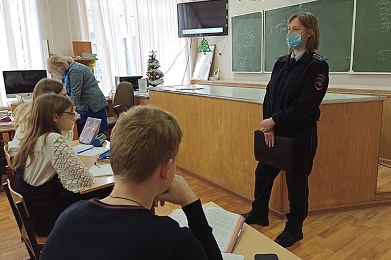 Наталия Козырева на встрече с учащимися школы №3