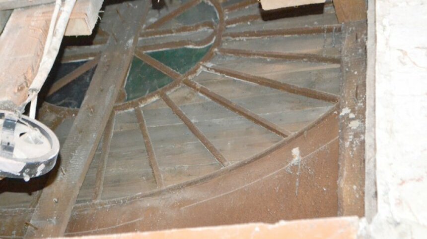 Старинная оконная  решётка с крестом. 