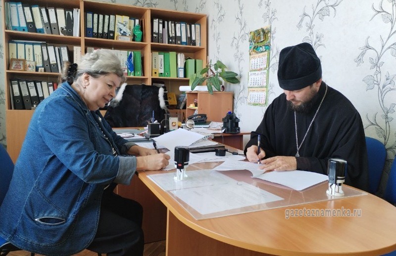 Прокопьев директор Знаменской школы.