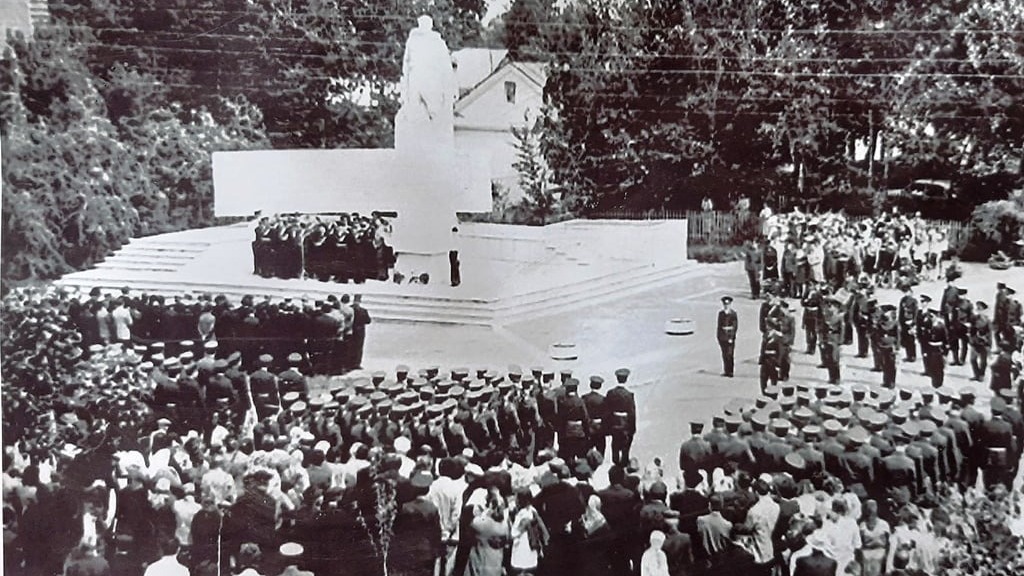 Памятник знаменцам, погибшим в годы Великой Отечественной войны. День Победы - 70-е годы