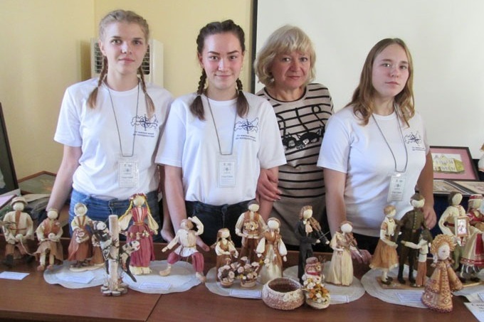 Педагог Ольга Баева со своими воспитанницами