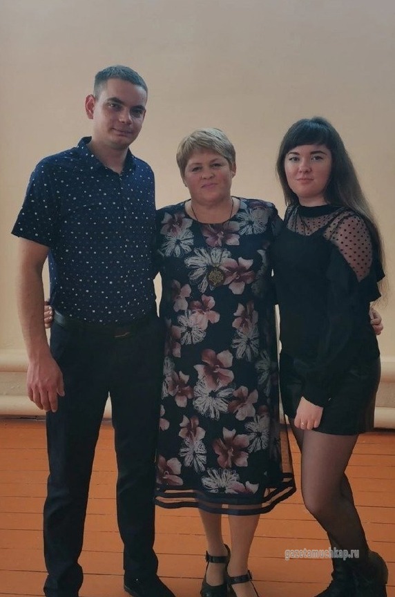 Полина и Артём с мамой Любовью Шапкиной
