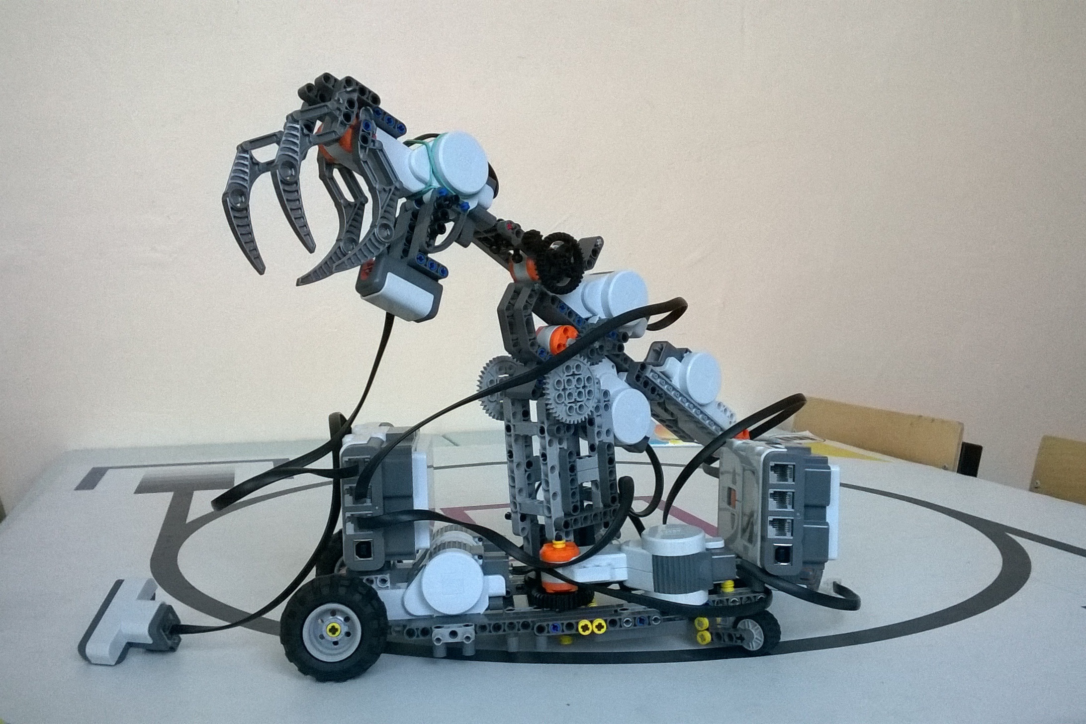 Алиса спроектировала робота ему можно. Манипуляционный робот Explorers yl200. Манипулятор робототехника. Проектирование роботов. Робототехника для детей.