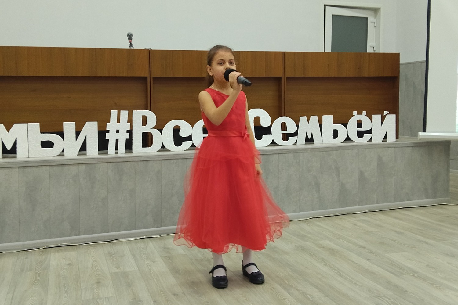 Поёт Анастасия Глухова